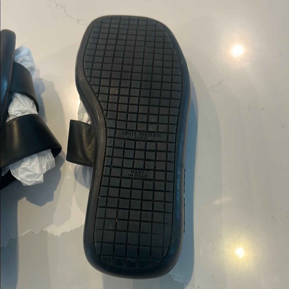 Louis Vuitton Men’s Size 9.5 Black Slide Sandals - Picture 9 of 11